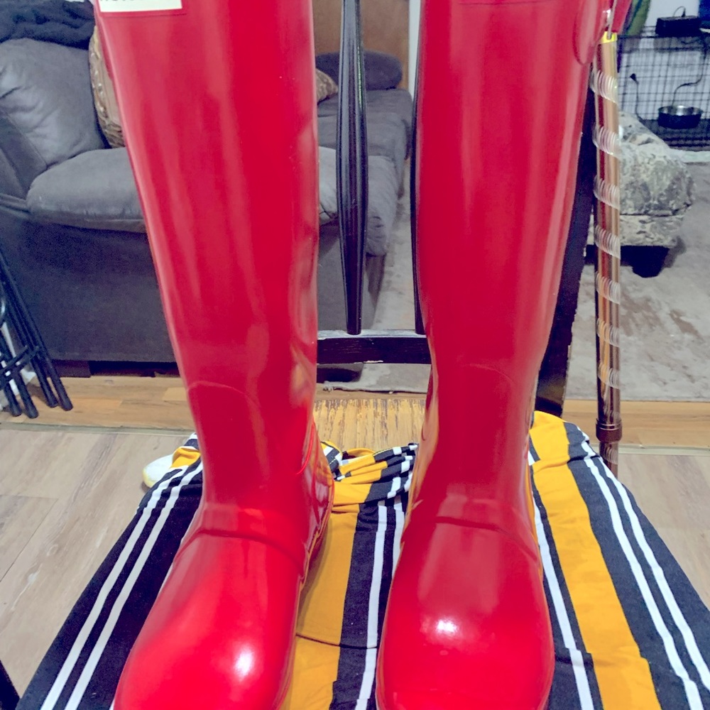 These are a size a 9 female hunter boots with matching bag sales separately